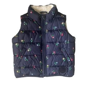 Good condition no flaws. GAP Kids Sherpa lined puffer. Xs.